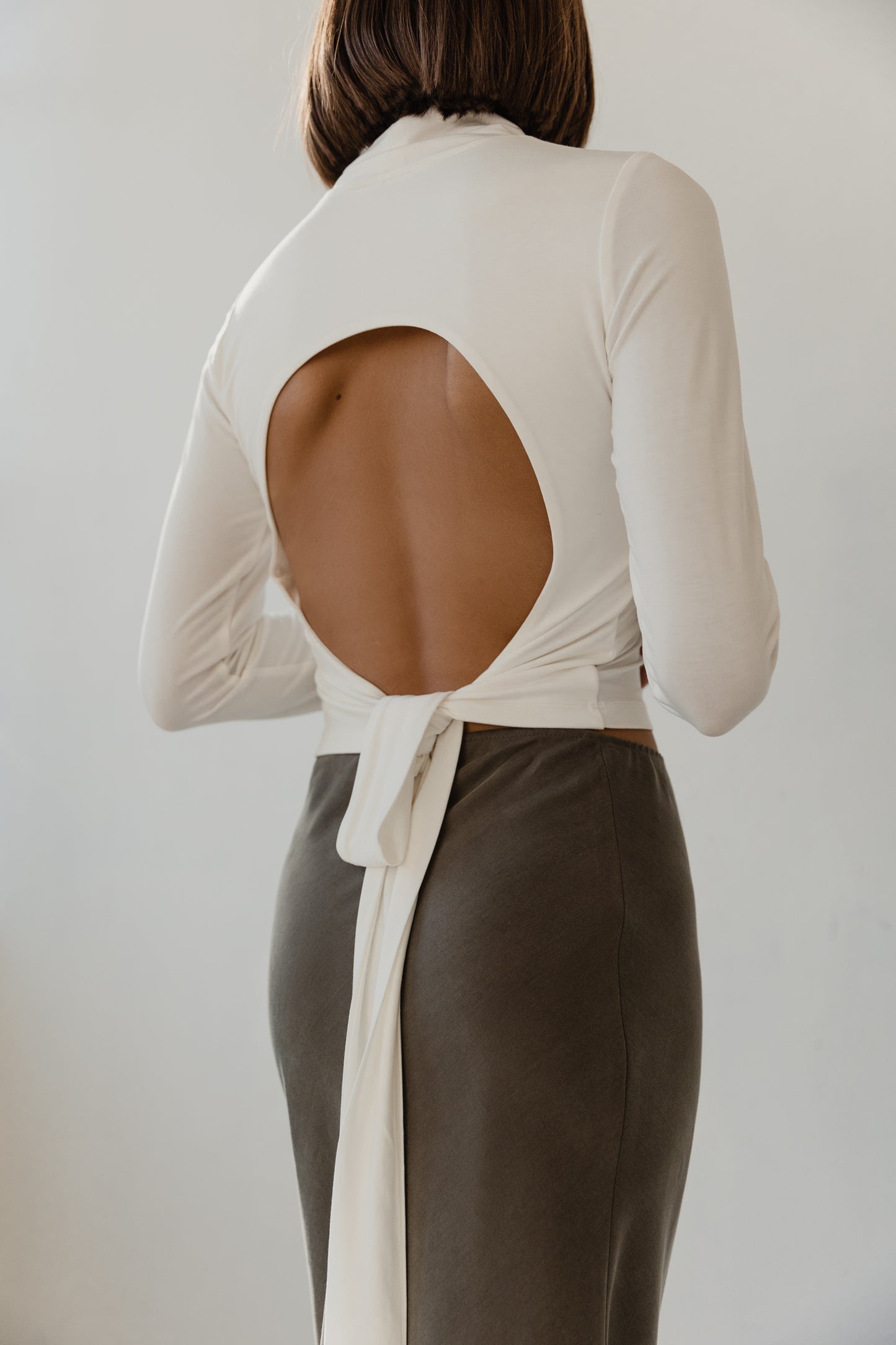 Biely top na zaväzovanie dámsky