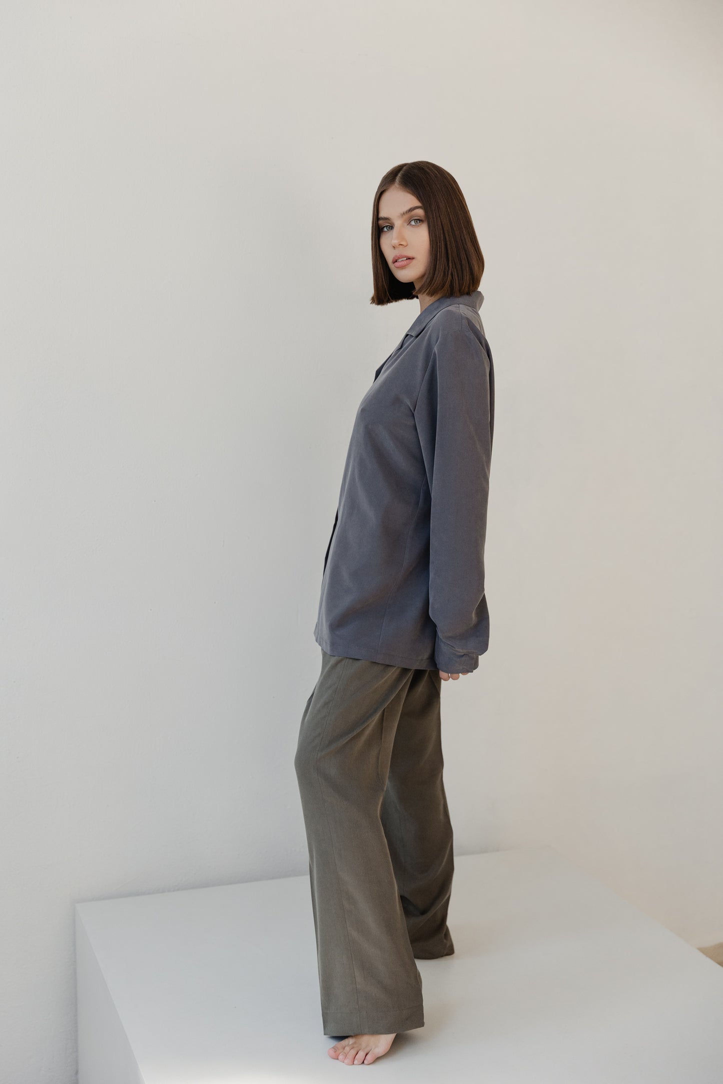 Women's long-sleeved gray shirt