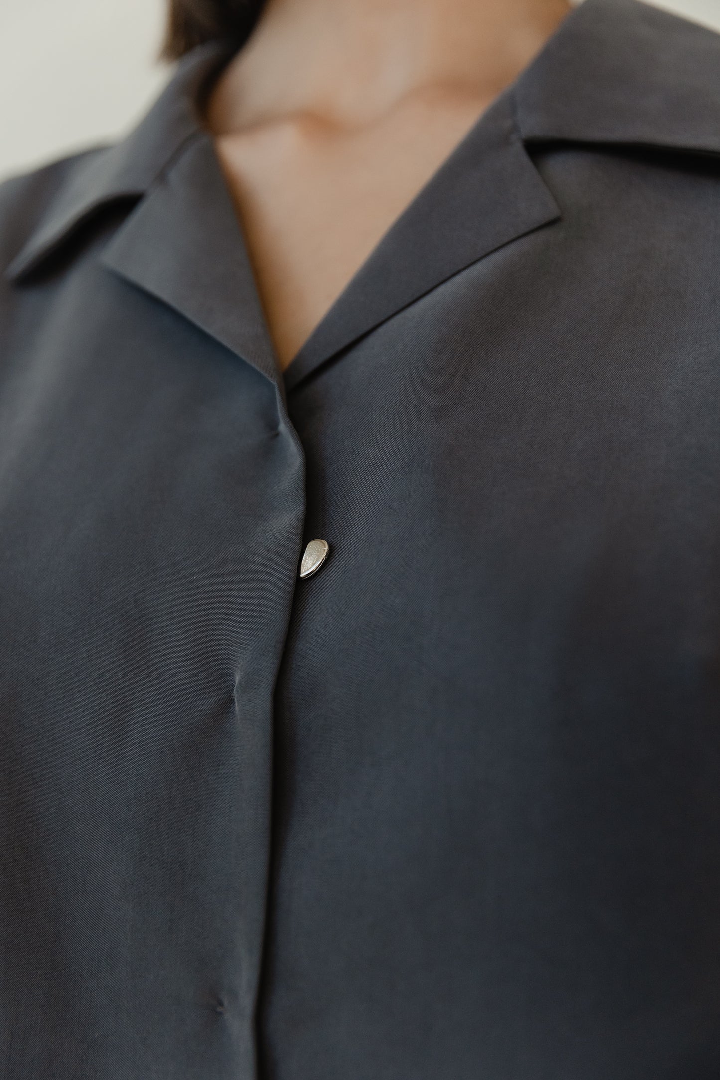 Women's long-sleeved gray shirt